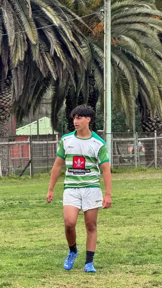 Joaquín camina por la cancha con la camiseta verde y blanca de su club