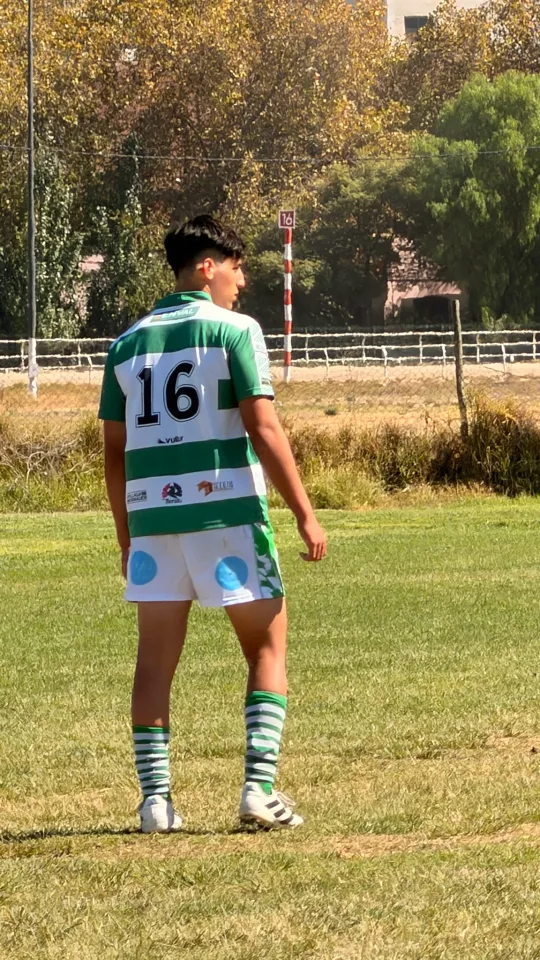Joaquín de espaldas con la camiseta número 16 del club, atento al juego