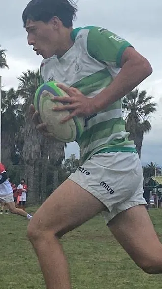 Joaquín corre con el balón sujeto contra el pecho, con la camiseta del club