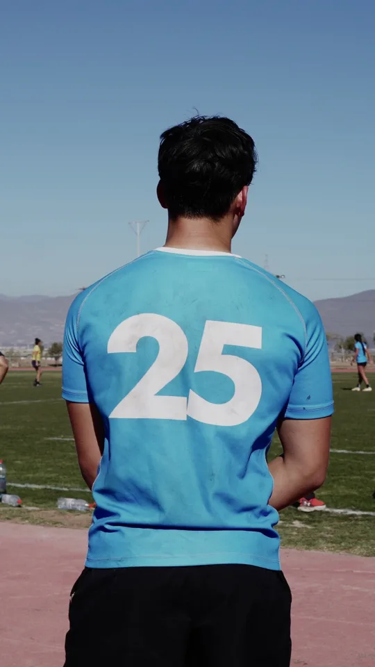 Joaquín de espaldas, con la camiseta celeste número 25, mira la cancha antes de entrar