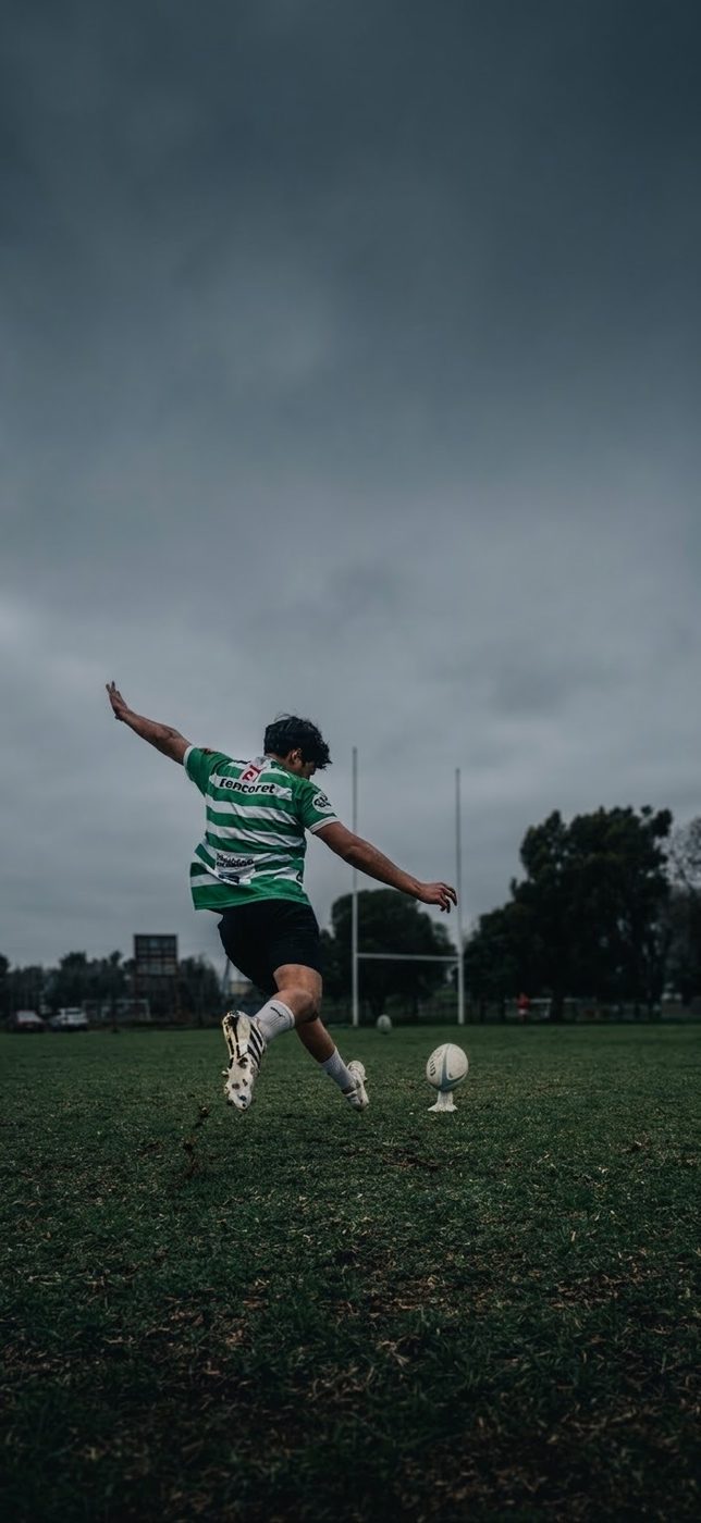 Joaquín patea el balón hacia el fondo de la cancha, de espaldas a la cámara