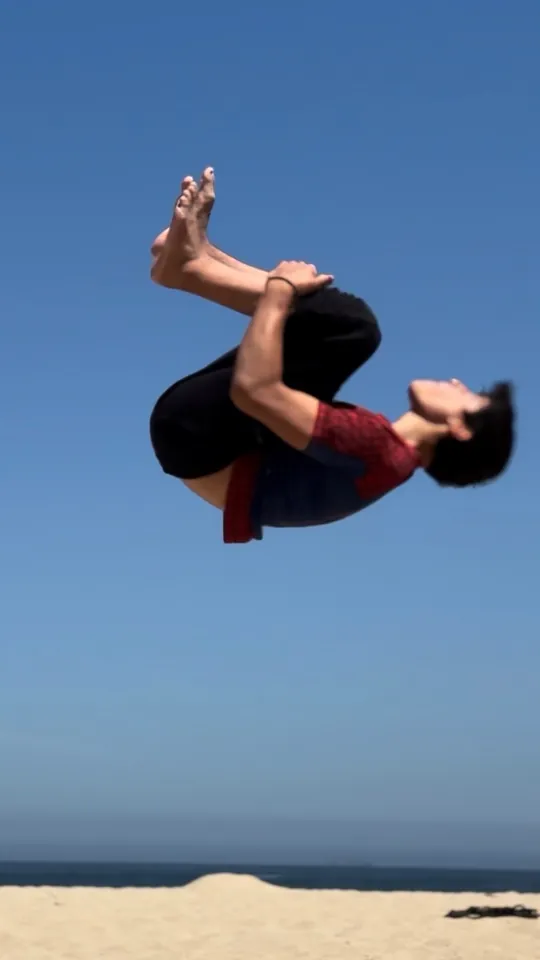 Joaquín gira en el aire sobre la arena en un salto acrobático
