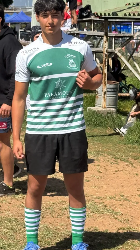 Joaquín de pie con la camiseta verde y blanca del club, mirando a la cámara