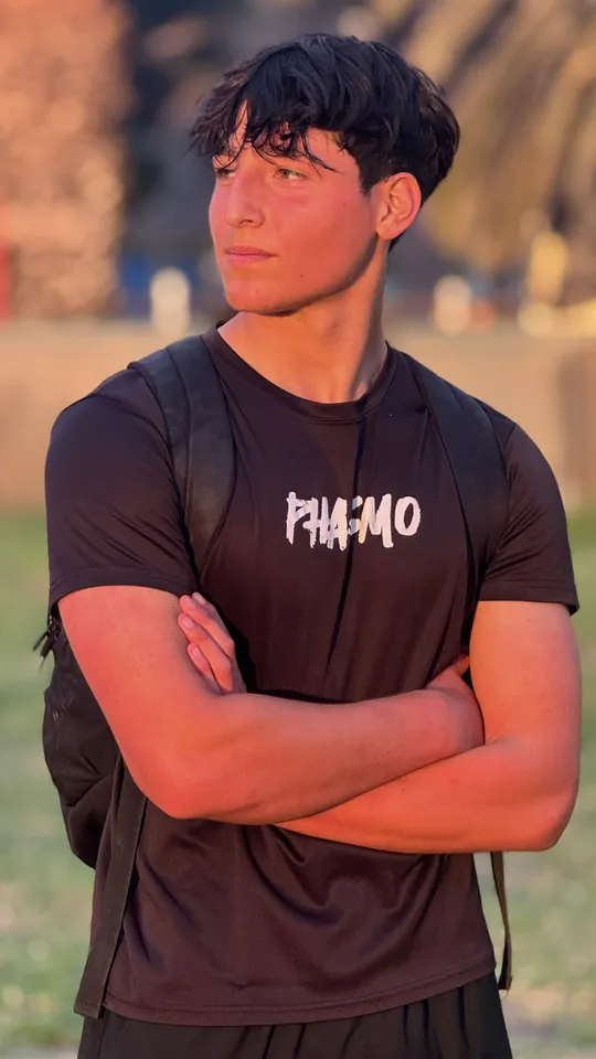 Joaquín de pie con los brazos cruzados, con la polera de Phasmo