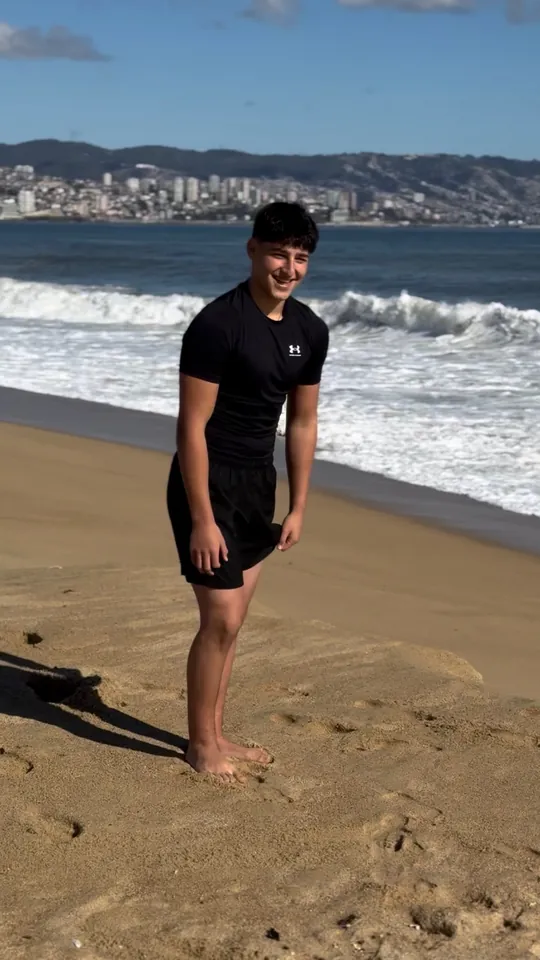 Joaquín de pie en la orilla, con ropa de entrenamiento